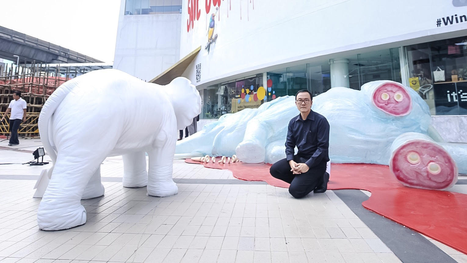 Wasinburee Supanichvoraparch, ceramic designer and creator of the mother and baby African elephant resin sculpture outside the Bangkok Art & Culture Center (BACC) © WWF-Thailand 