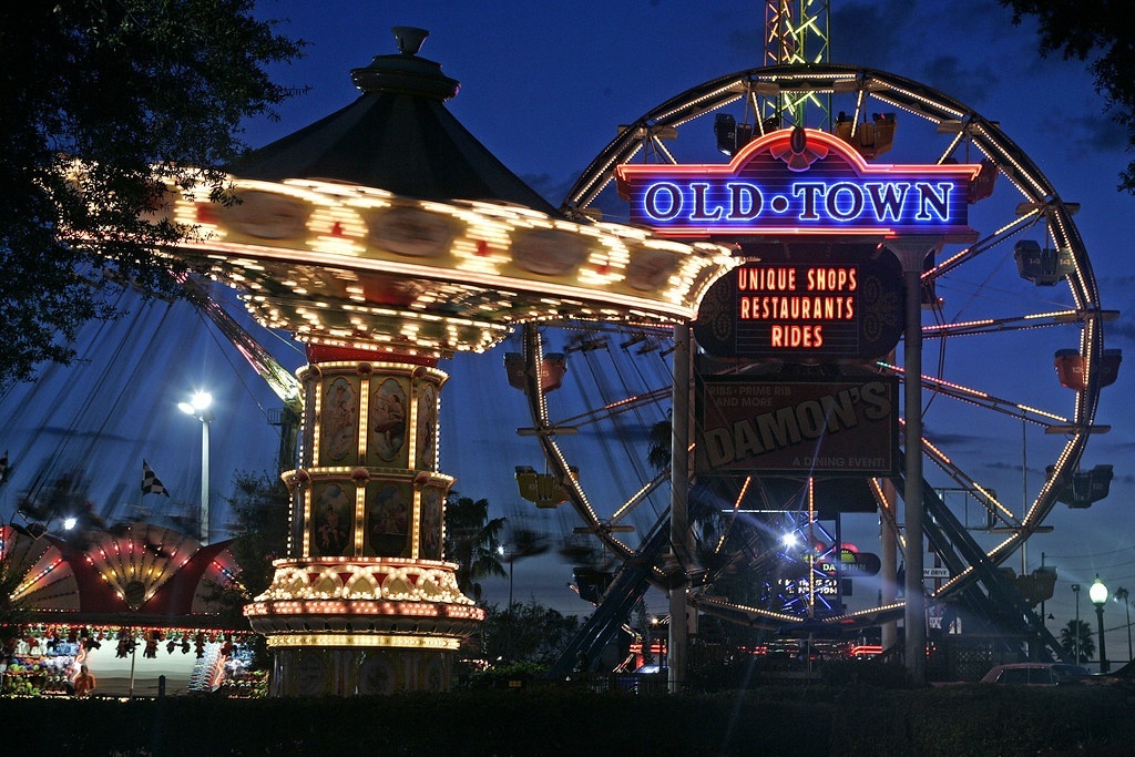 Old Town Ferris Wheel, Kissimmee, Florida, USA. By Experience Kissimmee (CC BY 2.0) via Flickr.   https://www.flickr.com/photos/kissheartoffl/3327963017