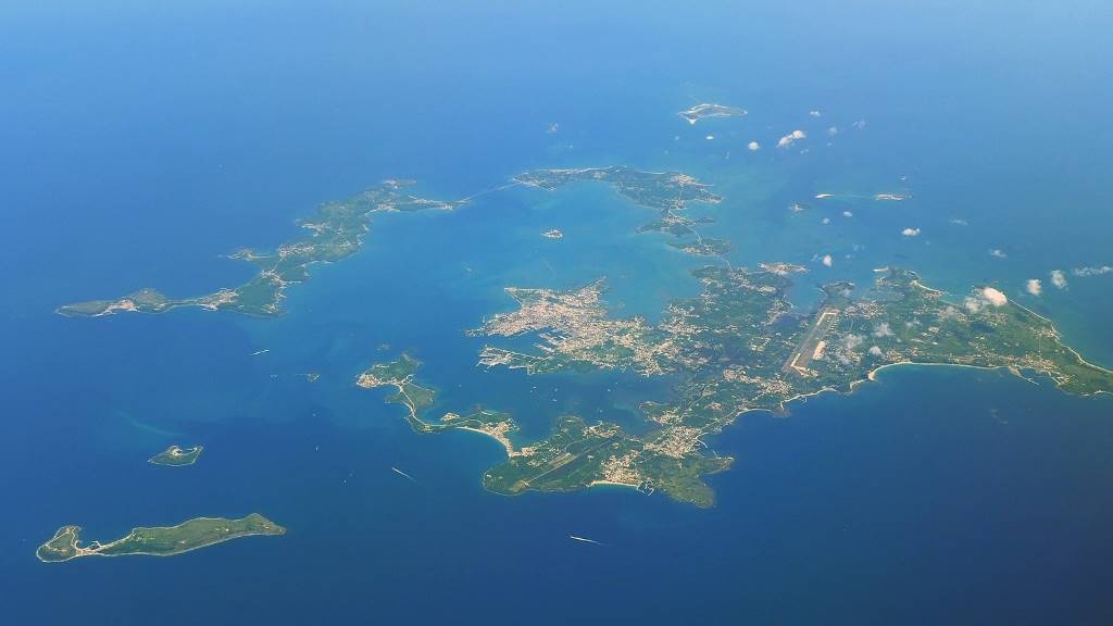 The northern islands of Penghu County off the southwest coast of Taiwan (The Portuguese named the archipelago Ilhas dos Pescadores or "Fishermen Islands"). Image by Wing1990hk (CC BY-SA 3.0) via Wikipedia). "GT" cropped it. https://en.wikipedia.org/wiki/File:Penghu_201506.jpg
