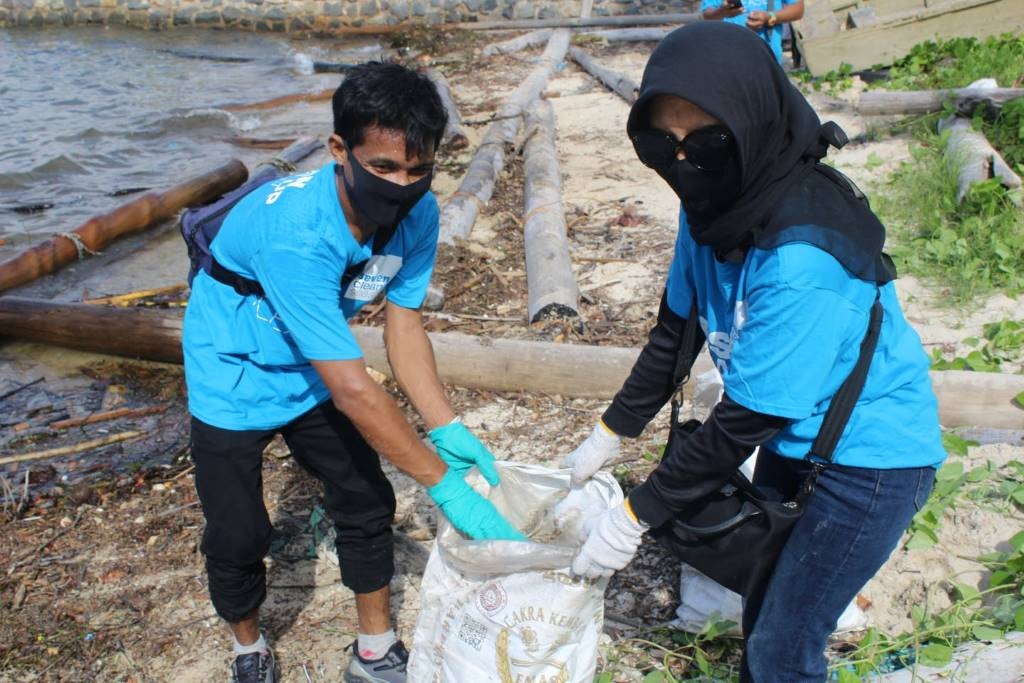 Hospitality workers take part in a plastic-offsetting beach clean-up in eastern Bintan, Indonesia. Image: Seven Clean Seas via source. https://www.eco-business.com/news/furloughed-indonesian-tourism-workers-hired-to-clean-beaches/