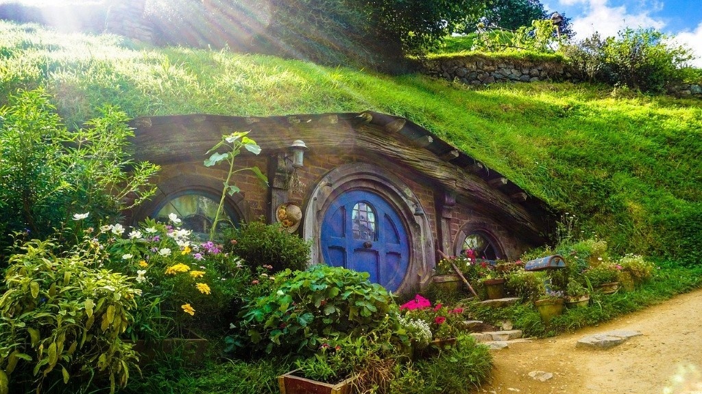 Hobbiton house, New Zealand. Image by StockSnap (CC0) via Pixabay. https://pixabay.com/photos/house-home-quirky-movie-hobbit-2616607/