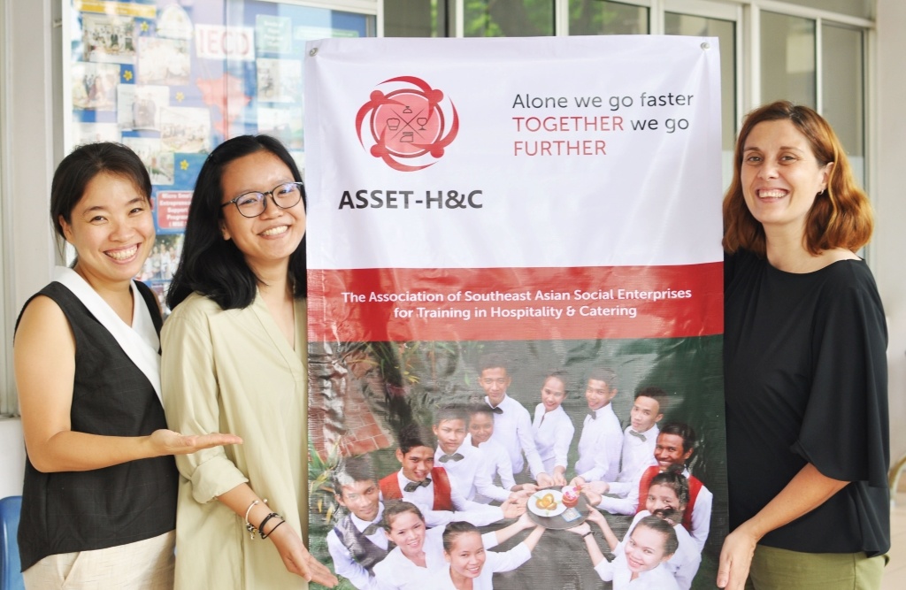 Team ASSET-H&C: Nguyễn Thị Thu Thảo, Võ Thị Quế Chi, and Sophie Hartman