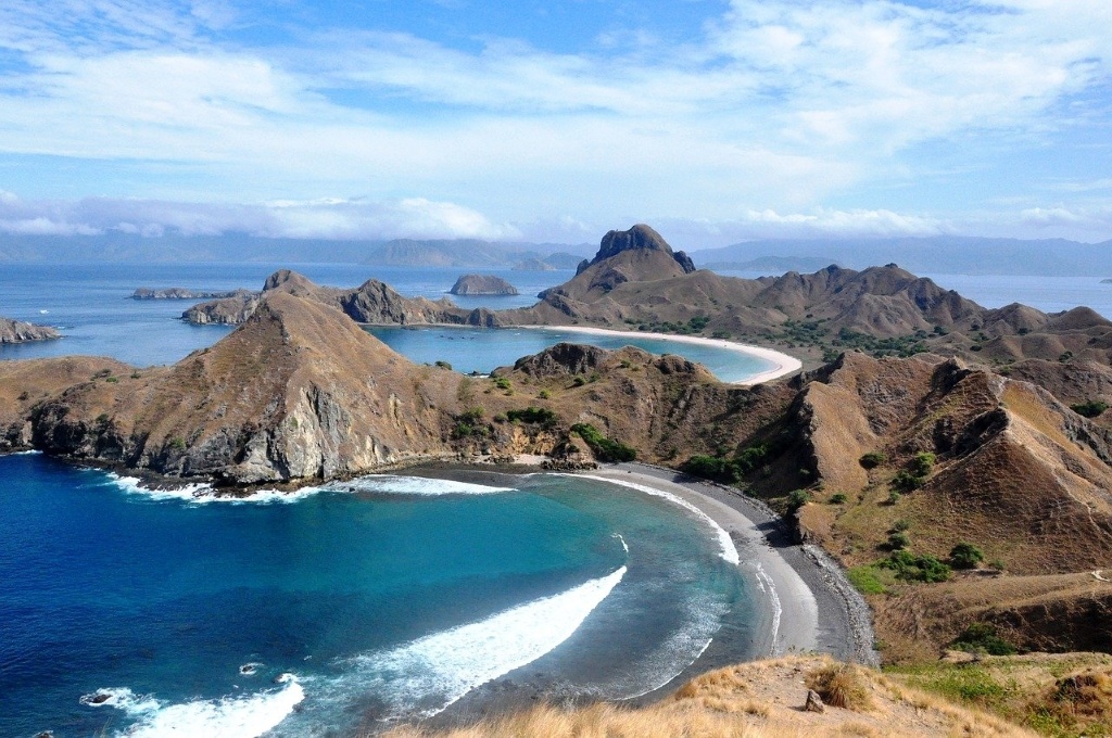 Padar Island in Komodo National Park is day-trip by boat from Labuan Bajo, East Nusa Tenggara, Indonesia. By darinaagtiana (CC0) via Pixabay. https://pixabay.com/photos/labuanbajo-padarisland-background-3687809/