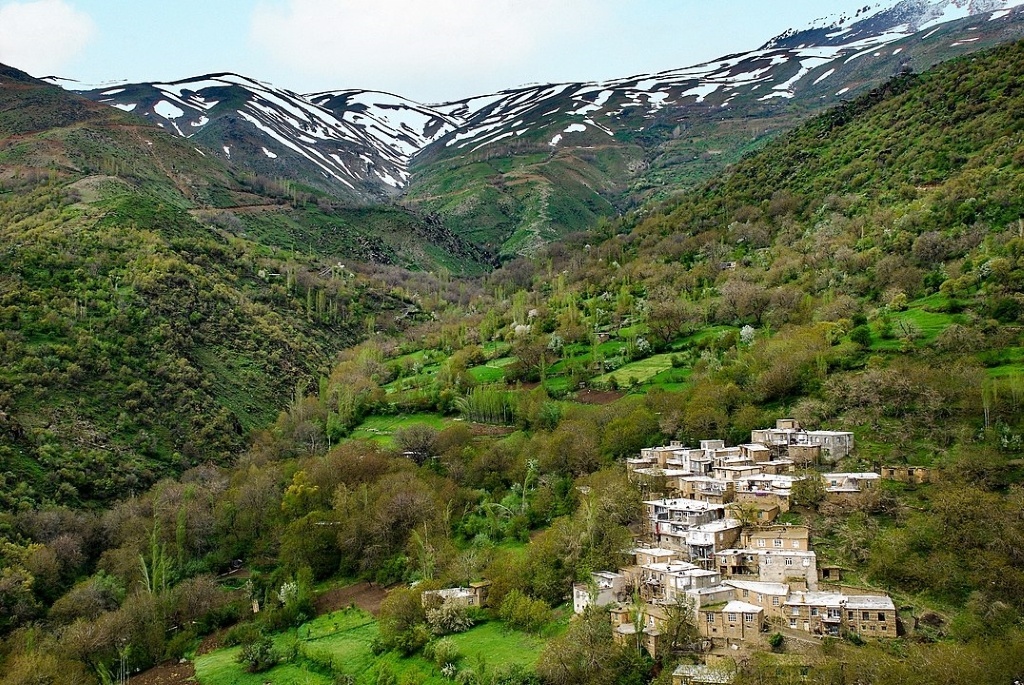 Miyane village, Kurdistan province, Iran. By Γεωργός (CC BY-SA 4.0) via Wikipedia. https://en.wikipedia.org/wiki/Kurdistan_Province#/media/File:Miyane_village.jpg