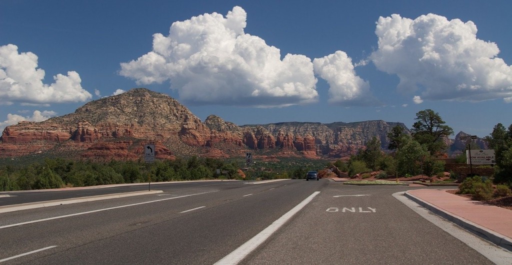 Sedona, Arizona's scenic highway. By IceIsIt (CC0) via Pixabay. https://pixabay.com/photos/sedona-red-rocks-highway-1991