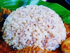 Nigerian ofada rice served in uma leaf (image from triplediamondmus.com)