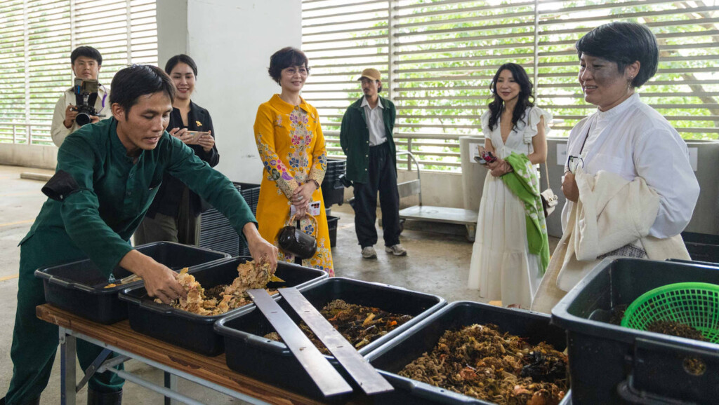 Alisara Siwayatorn, directora ejecutiva del hotel Sivatel (derecha), dirigió un recorrido rápido por las galardonadas iniciativas de sustentabilidad de la propiedad de Bangkok, destacando su tratamiento de los desperdicios de alimentos, como alimento para las chinches, alimento vivo que se intercambia por huevos de gallina y carne de pollo orgánico. granja, y su pequeño pero productivo huerto y huerta.